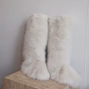 Détail des jambières en fausse fourrure blanche pour la mode d'automne hiver Y2K