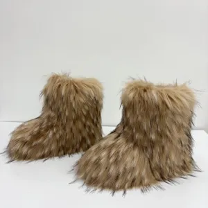 Detailansicht der flauschigen Kinder-Schneestiefel aus Kunstpelz in Brauntönen