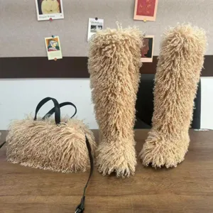 Conjunto de botas altas de lana sintética y bolso tote a juego en color beige crema