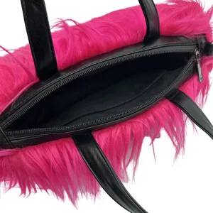 Primer plano del interior de bolso tote de pelo sintético rosa con forro negro