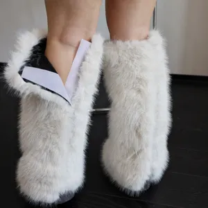 Gros plan de jambières en fausse fourrure blanche avec velcro et texture douce.
