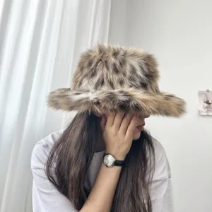 Nahaufnahme eines stylischen Anglerhuts aus Kunstfuchsspelz mit Leopardenmuster.