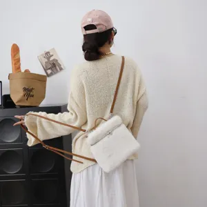 Süßer weißer Kunstpelz-Rucksack für Damen in einer Lifestyle-Umgebung gezeigt