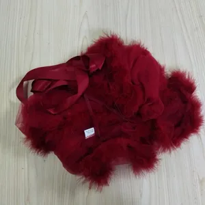 Sexiges rotes, transparentes Netz-Nachthemd mit flauschigem Federbesatz und Satinbändern.