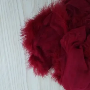 Detailansicht eines roten flauschigen Mesh-Damen-Nachtheids, sexy Erotik-Lingerie im Langstil.