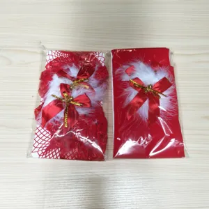 Calze natalizie rosse da donna con pelliccia sintetica bianca e fiocchi decorativi.