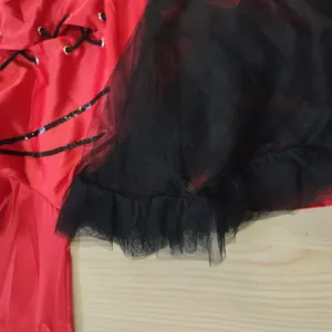 Dettaglio della manica del costume da vampiro, raso rosso e volant in tulle nero.