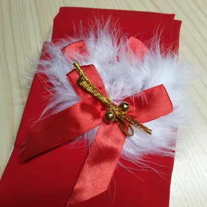 Calze di Natale rosse ispessite con piume bianche e graziosi fiocchi con campanelli per donne.