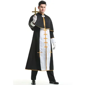Vue détaillée du costume de prêtre homme robe noire bordure dorée accessoire croix.