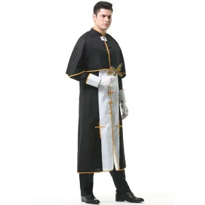 Vue détaillée du costume de prêtre pour homme avec robe classique noire et blanche et croix.