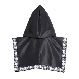 Detailansicht des schwarzen gothischen Kapuzenumhangs mit markanten Totenkopf-Bordüren.