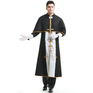 Vue détaillée du costume de cosplay de prêtre noir et blanc pour hommes avec col et pendentif croix.