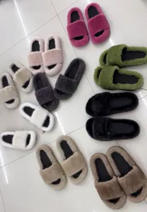 Collection de chaussons en fausse fourrure colorés présentés sur un sol carrelé