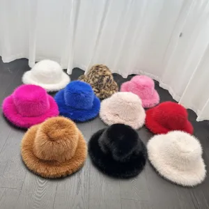 Collection de bobs d'hiver en fausse fourrure de renard colorés, texture pelucheuse