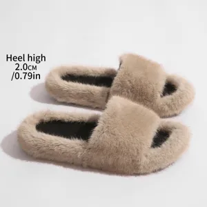 Vue détaillée des chaussons en fausse fourrure beige avec talon d'une hauteur de 2 cm.