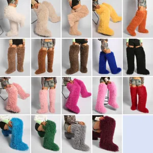 Vista general de varios colores de botas altas de nieve con piel sintética de oveja