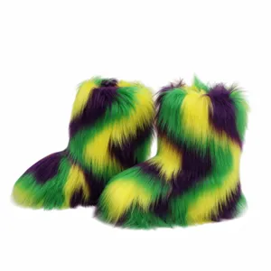 Gros plan sur des bottes en fourrure Mardi Gras avec fausse fourrure jaune, violette et verte.