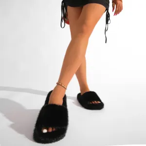 Pantoufles tendance en fausse fourrure noire avec texture pelucheuse pour look Y2K