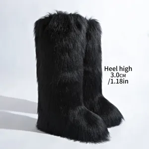 Vue détaillée des bottes de neige noires en fausse fourrure avec un talon de 3,0 cm