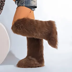 Gros plan sur les bottes de neige luxueuses en fausse fourrure marron à texture douce