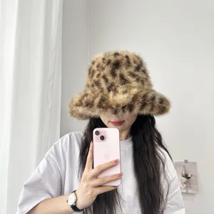 Vue détaillée de la texture douce en fausse fourrure de ce chapeau bob léopard très tendance