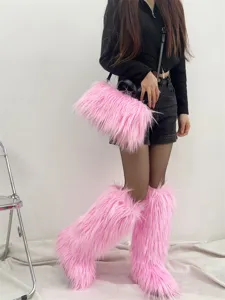 Vue détaillée de bottes en fausse fourrure rose et d'un sac à main assorti style punk