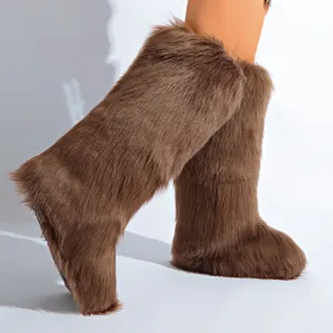 Vue latérale de bottes de neige en fausse fourrure marron avec texture pelucheuse chaude