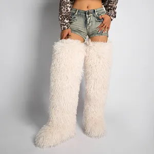 Detalle de botas mosqueteras de piel sintética blanca de 72 cm para raves y festivales