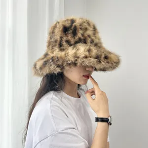 Chapeau bob en fausse fourrure de renard à imprimé léopard pour un look d'hiver