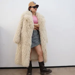 Vue détaillée d'un manteau long en fausse fourrure crème pour femme avec une texture chaude