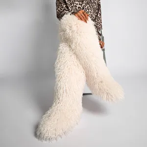 Primer plano de botas de nieve por encima de la rodilla de piel de oveja sintética de 72 cm