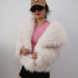 Elegante abrigo corto de piel sintética para mujer con textura de felpa blanca y cuello suave