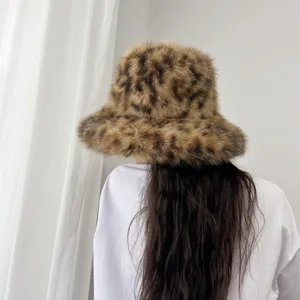 Vue arrière d'un chapeau bob en fausse fourrure léopard, idéal pour la mode hivernale.