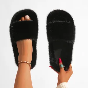 Gros plan sur des chaussons en fausse fourrure noire avec texture pelucheuse style Y2K