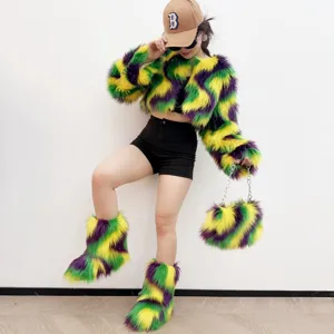 Ensemble de fête Mardi Gras en fausse fourrure avec veste, bottes et sac à main coloré.