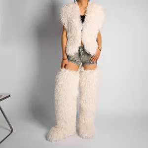 Botas altas de piel sintética blanca y chaleco a juego para atuendos de festival de moda