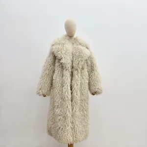 Détail d'un manteau en fausse fourrure crème avec col tailleur et texture épaisse