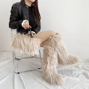 Bottes de neige en fausse fourrure et sac à main assorti en crème pour un look de style Y2K