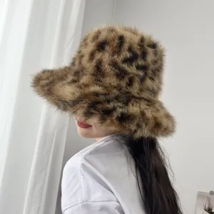 Vue détaillée du bob en fausse fourrure léopard avec une texture douce et moelleuse