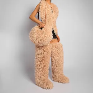 Primer plano de un bolso redondo de peluche de piel sintética beige con textura rizada