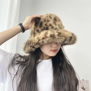 Gros plan d'un bob en fausse fourrure de léopard avec une texture peluche douce.