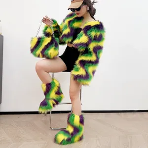 Vue détaillée de l'ensemble Mardi Gras en fausse fourrure avec veste, sac et bottes
