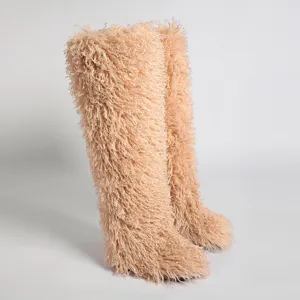 Detalle de la textura esponjosa de piel sintética de estas botas por encima de la rodilla
