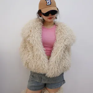 Chaqueta elegante de piel sintética beige para mujer con textura larga y rizada.