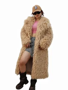 Vue complète d'un long manteau en fausse fourrure beige avec col revers sur mannequin