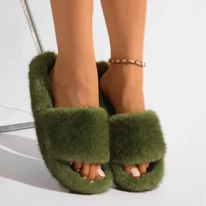 Gros plan détaillé montrant la texture douce en fausse fourrure des sandales en peluche