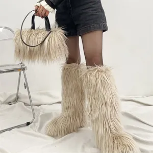 Vue détaillée de bottes de neige en fausse fourrure et sac à main assorti en beige.