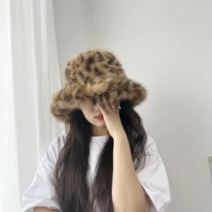 Modèle portant un chapeau cloche en fausse fourrure léopard avec une texture moelleuse