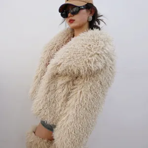 Chaqueta corta chic de piel sintética de oveja de Mongolia crema con textura rizada suave