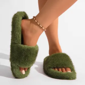 Gros plan de chaussons en fausse fourrure vert olive de style punk Y2K sur fond blanc